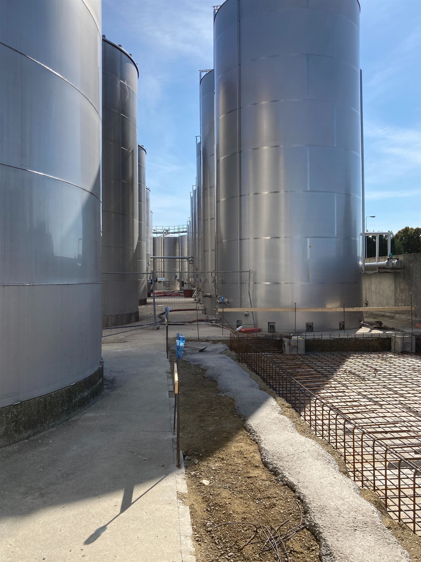 realizzazione-basamenti-cemento-posa-silos-caviro-forli